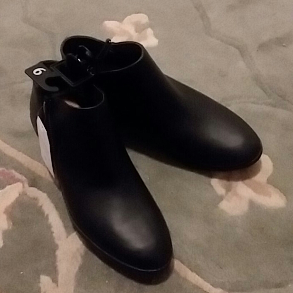 Ladies booties, excellent condition.